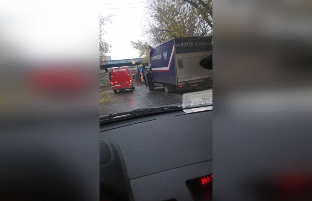 Фургон «Почты России» не прошел под мостом на Южном шоссе