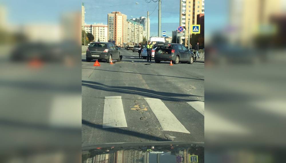 В Приморском районе в результате ДТП автомобиль вылетел на тротуар