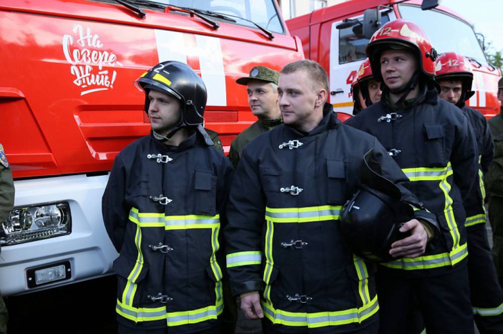 В Архангельске к кукольному театру подъехали пожарные машины и спецтехника МЧС