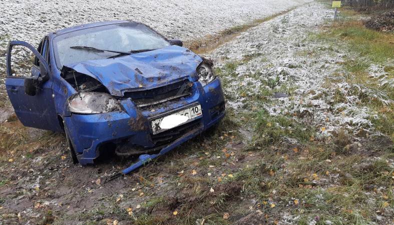 Две женщины пострадали в опрокинувшемся автомобиле в Карелии