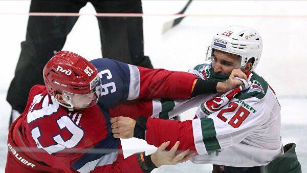 В матче КХЛ 18-летний россиянин уложил на лед огромного канадца