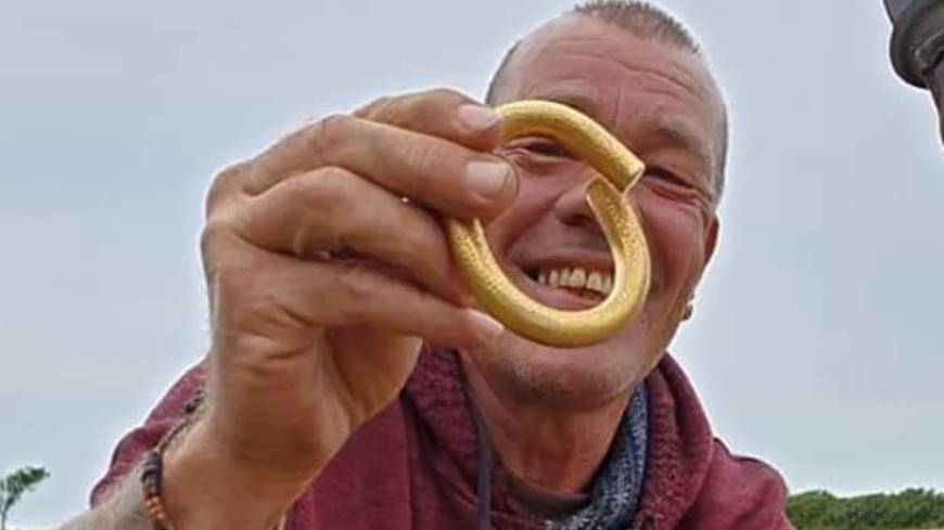 Житель Великобритании случайно нашел древнюю гривну из чистого золота