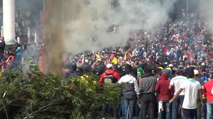В Эквадоре из-за беспорядков введен комендантский час