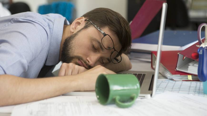 Найдена связь между недостатком сна и перееданием