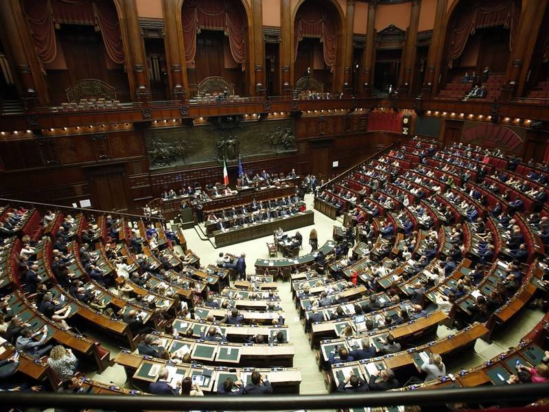 Италия сократит число парламентариев на треть