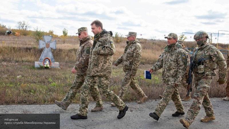 Украинские националисты прошли через блокпост к району отвода сил в Донбассе