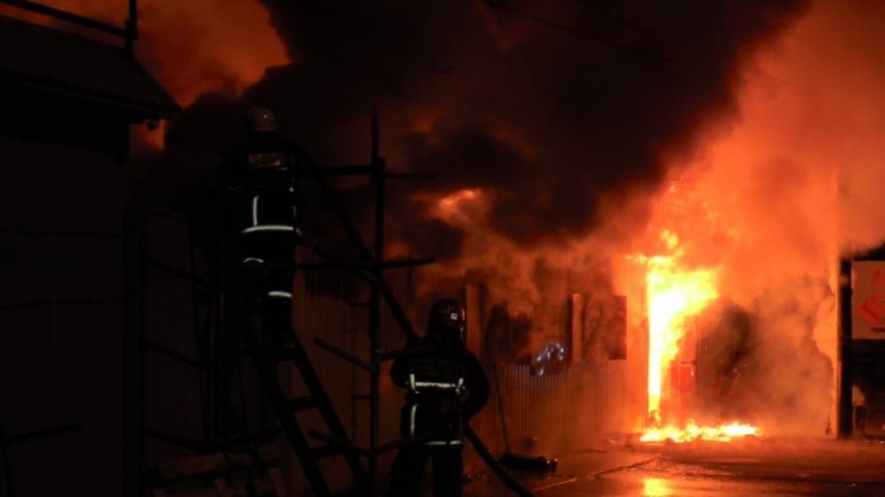 16 пожарных тушили загоревшиеся сараи в Великих Луках