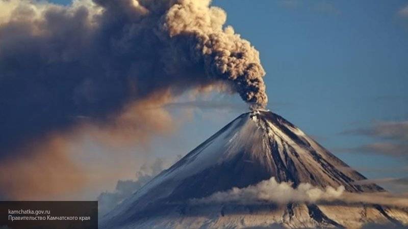 Вулкан выбросил почти семикилометровый столб пепла на Камчатке
