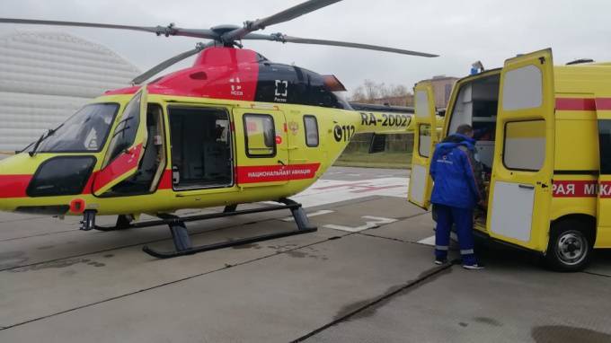 Мужчину и мальчика госпитализировали вертолётом в Петербург из Новгородской области