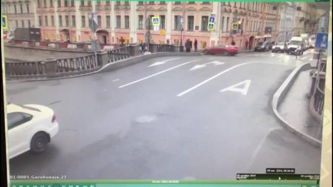 Появилось видео ДТП на перекрестке Гороховой и Грибоедова, где погиб пешеход