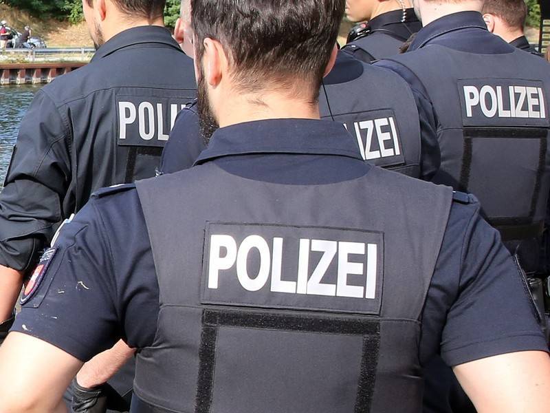 Немецкие полицейские задержали предполагаемого стрелка в Галле