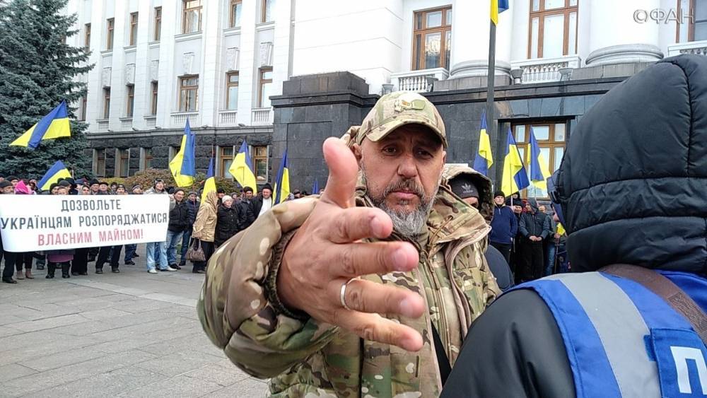 Под стенами офиса президента в Киеве подрались либералы и националисты