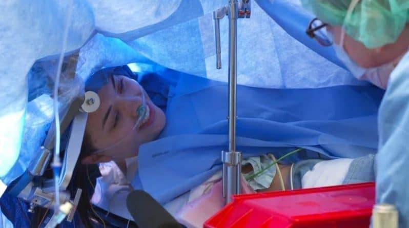 Девушка, которой оперировали мозг, пока она была в сознании, вела прямую трансляцию из операционной