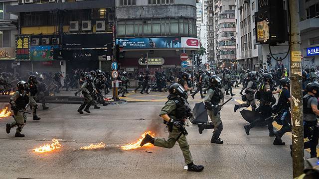 Полиция Гонконга готовится к беспорядкам на Хеллоуин