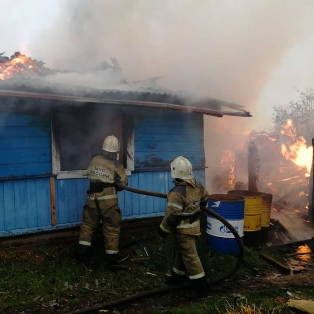 В Бежаницком районе при пожаре в частном доме мужчина отравился угарным газом