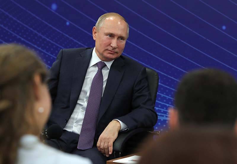 Путин сделал замечание мужчине, отобравшему микрофон у многодетной матери