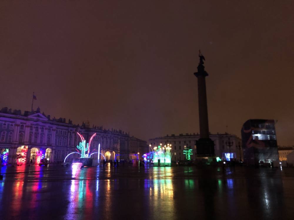 На Дворцовой площади представили мультимедийный 3D спектакль «Чудо света»