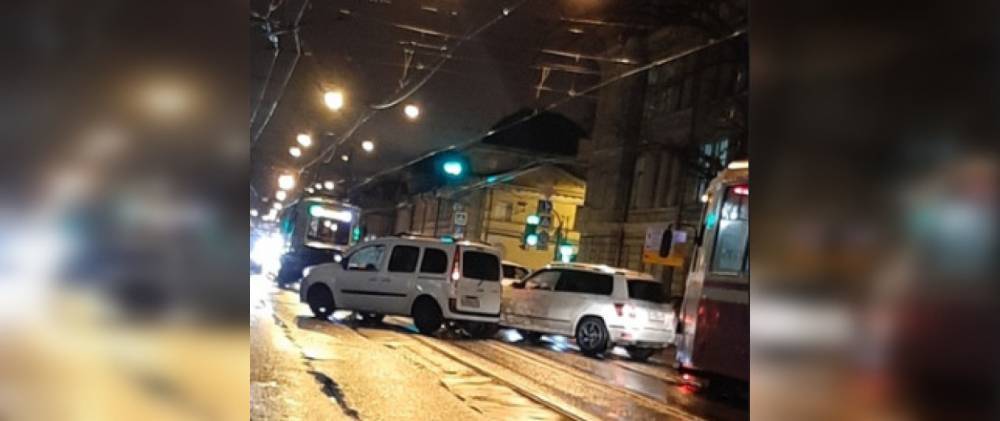 Две легковушки преградили дорогу трамваям на Академика Лебедева
