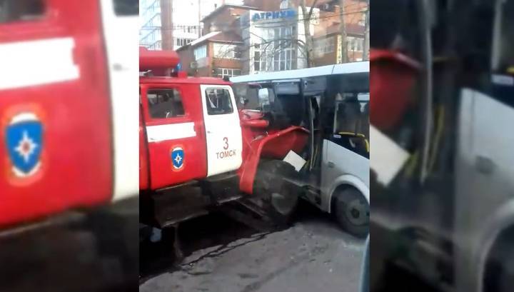 Пожарная машина протаранила маршрутку в Томске