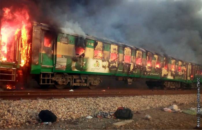 Число жертв пожара в поезде в Пакистане выросло до 73 человек