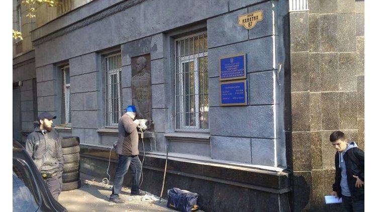 Националисты в Одессе сносят памятник маршалу Жукову