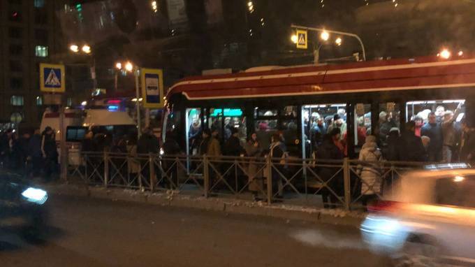 Пассажирам трамвая пришлось задержаться у станции метро "Гражданский проспект"