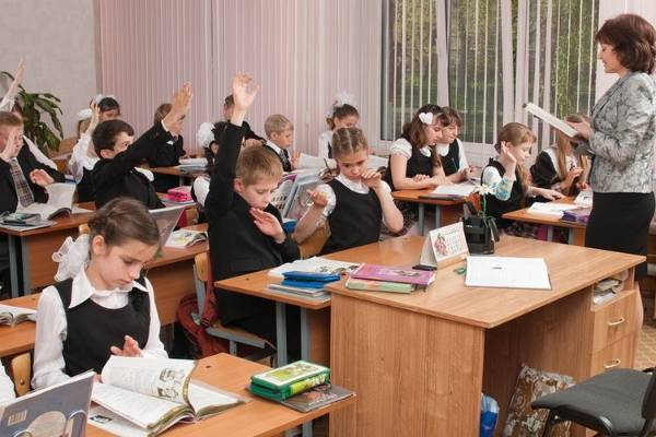 Путин призвал срочно решать вопрос с местами в школах