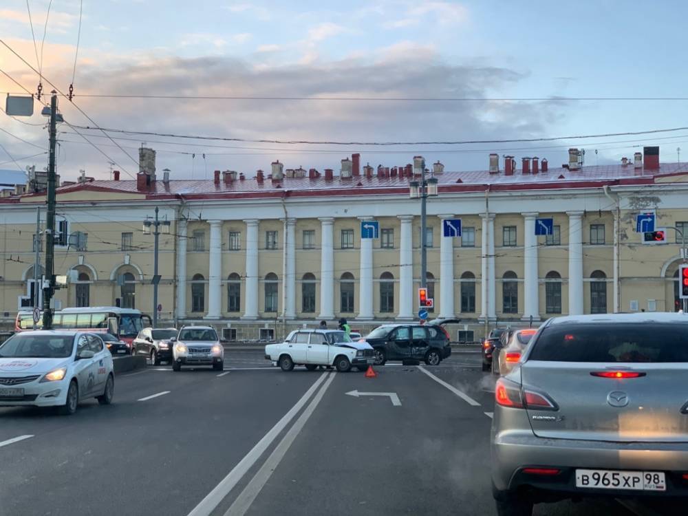«Жигули» и Nissan столкнулись на съезде с Биржевого моста в Петербурге