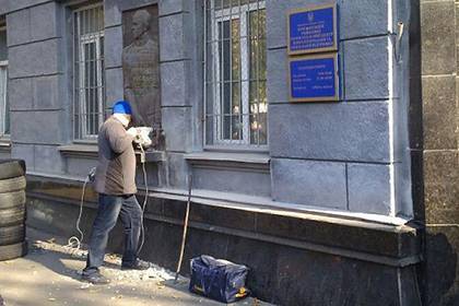 В Одессе снесли барельеф Жукову под возмущенные крики горожан