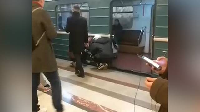 Появилось видео с места падения человека на рельсы в метро Москвы