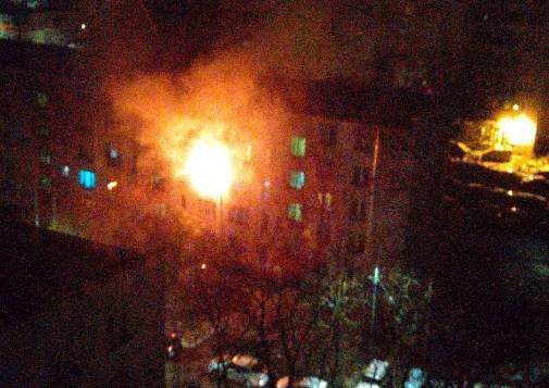 Фото: огонь охватил квартиру многоэтажки в Петербурге