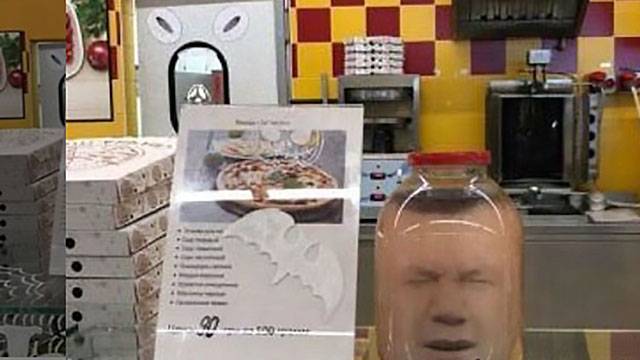 На Украине в супермаркетах выставили "голову" Януковича к Хэллоуину