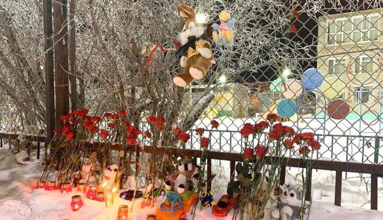 Люди начали приносить к детсаду в Нарьян-Маре игрушки