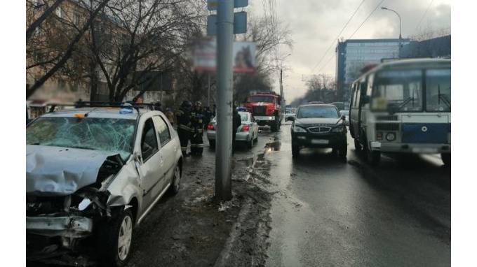 В Томске иномарка влетела в пешеходов на тротуаре, погибла женщина