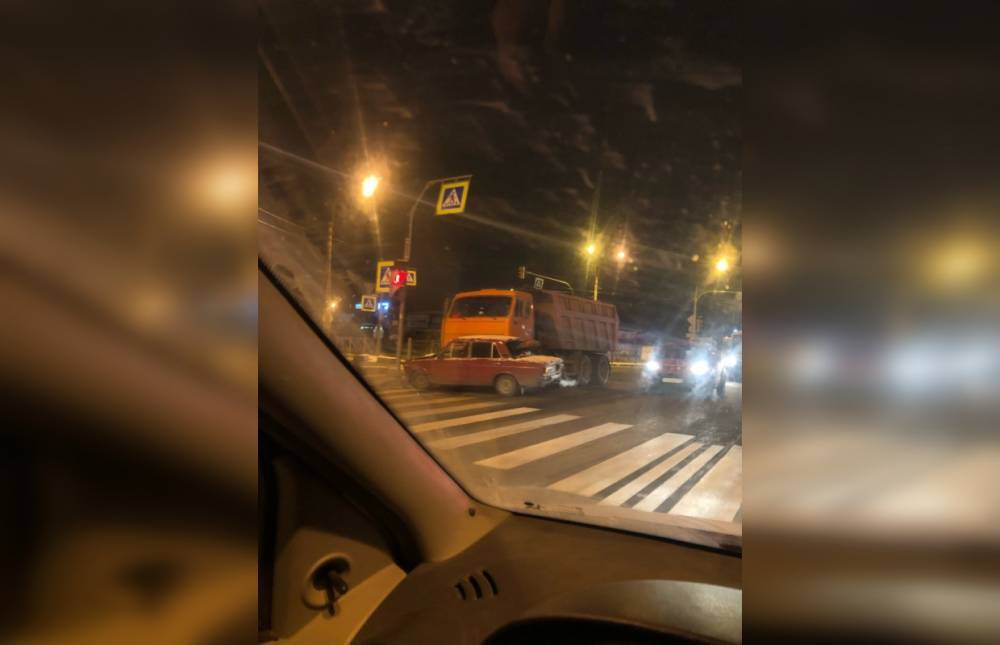 Жигули попал под КамАЗ на Выборгском шоссе в Петербурге