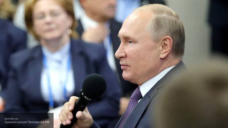 Путин отметил роль ОНФ в отработке вопросов, поднятых на ежегодных "прямых линиях"