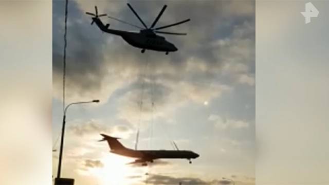 Самый большой вертолет поднимал в воздух самолет в Тюмени