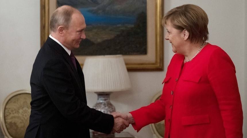 Путин и Меркель обсудили по телефону транзит газа через Украину