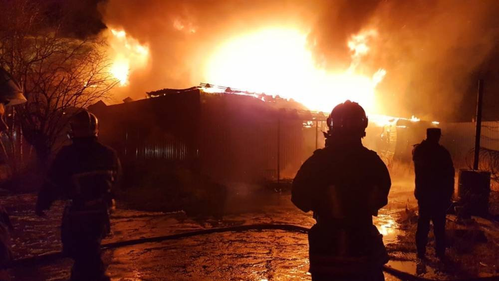 Более 100 спасателей тушили пожар на Петергофском шоссе