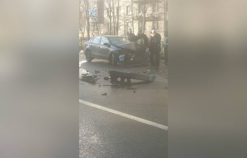 Легковой автомобиль попал под встречный автобус и собрал пробку на улице Веры Слуцкой