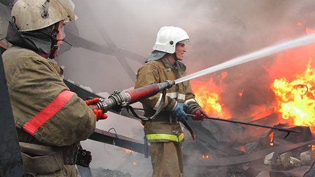 В Санкт-Петербурге загорелся автосервис, взорвался газовый баллон