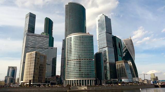 Молодые люди расстреляли стаканы у Москвы-Сити