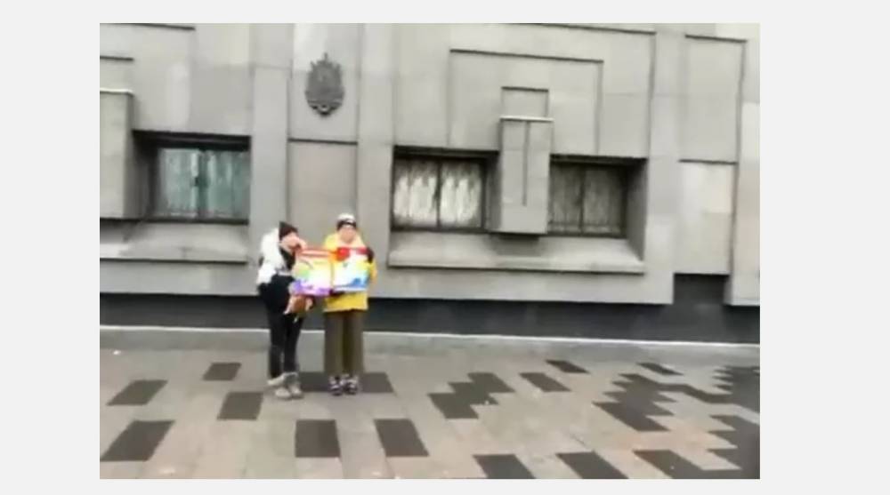 ЛГБТ активисток задержали во время пикета у здания ФСБ