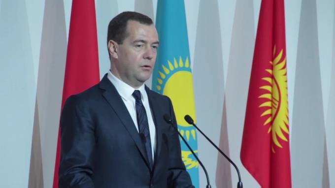 Медведев дал поручение повысить доверие бизнеса к судам и силовикам