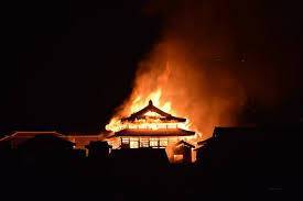 Замок Сюри XIV века из Списка ЮНЕСКО дотла сгорел в Японии | Вести.UZ