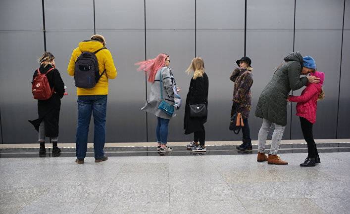 Шведский журналист в Москве: как ни искал, менструального искусства в метро не нашел