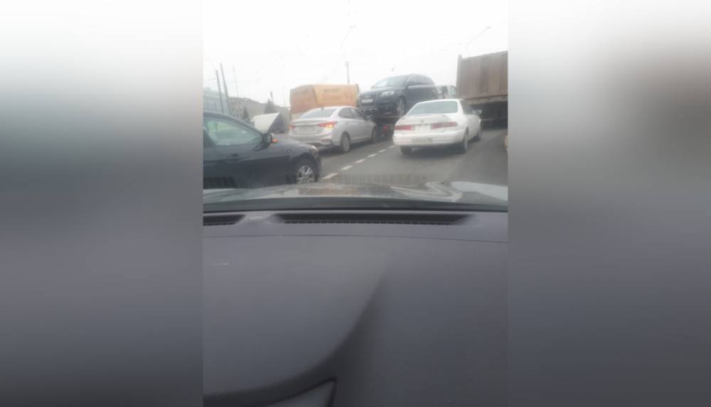 Груженый Audi эвакуатор попал в аварию с легковушкой у моста Александра Невского