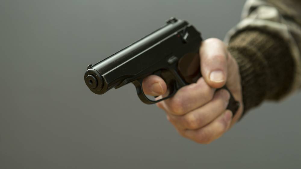 Посреди дня в Невском районе трое мужчин устроили стрельбу и похитили крупную сумму денег