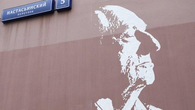 В Москве восстановили закрашенное граффити с профилем Марка Захарова