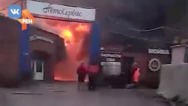 Видео с места пожара в автосервисе в Санкт-Петербурге